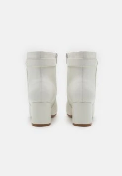 Wide Fit - Korte Laarzen - White -Mode Goedkoop 17c7d916626b42ea97932eec2f5dc501